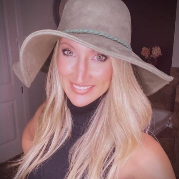 Meet your Posher, Amanda - Picture 10 of 15